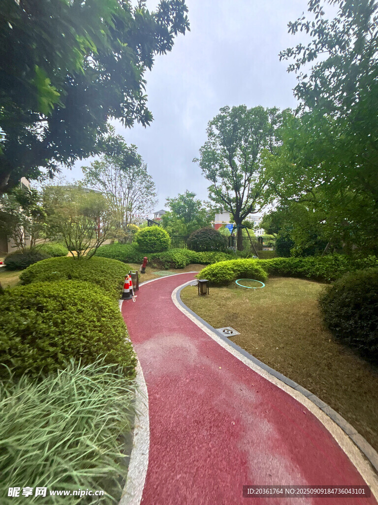 公园中的红色蜿蜒健身步道
