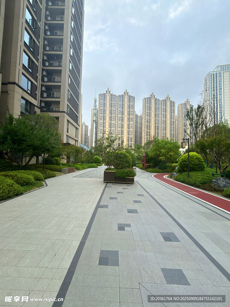 城市小区内的优美步道景观