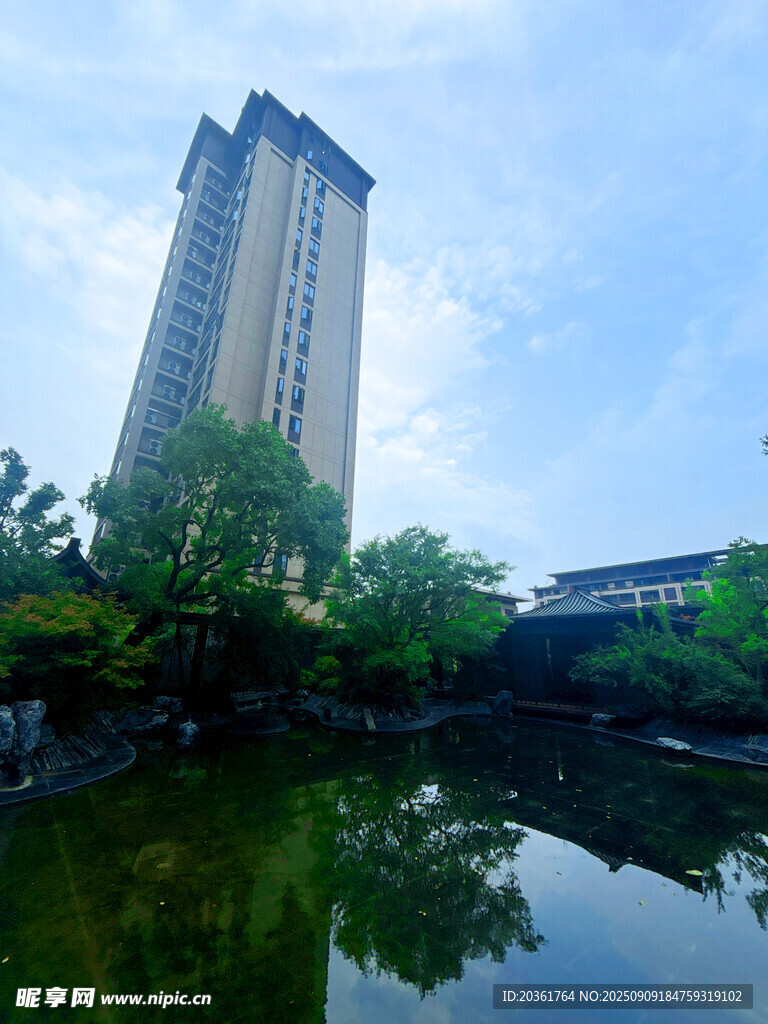 湖畔高楼与绿植相映成趣