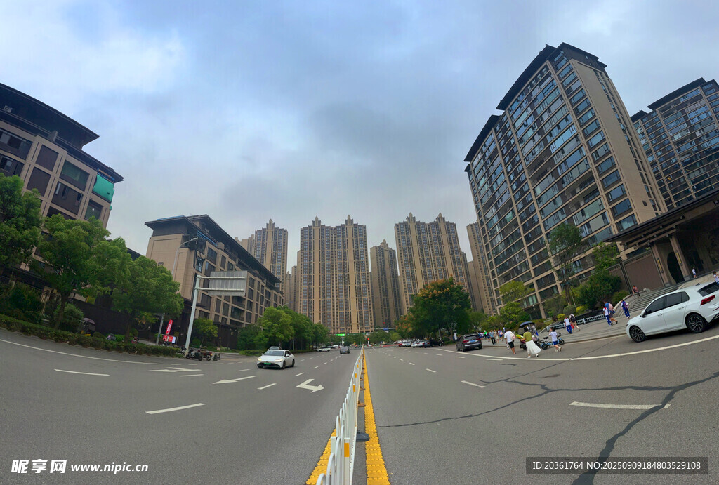 城市街道旁的高楼景象