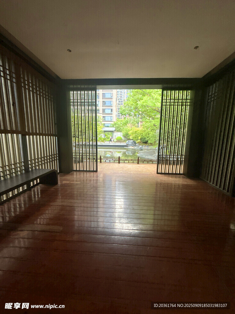 宽敞明亮的室内空房间