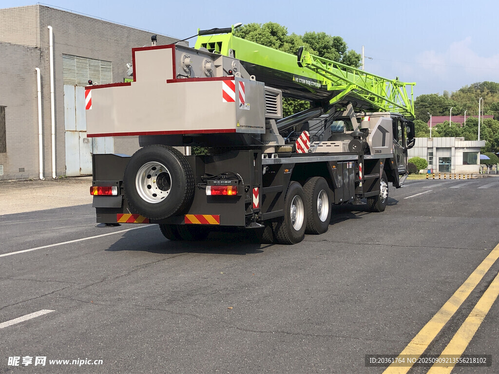 道路上的高空作业工程车