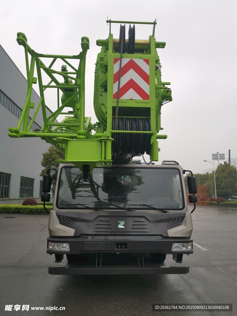 绿色高空作业车停于路面