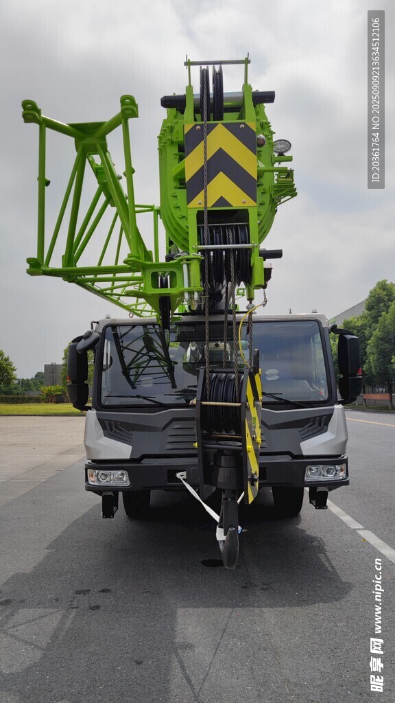 道路上的高空作业升降车