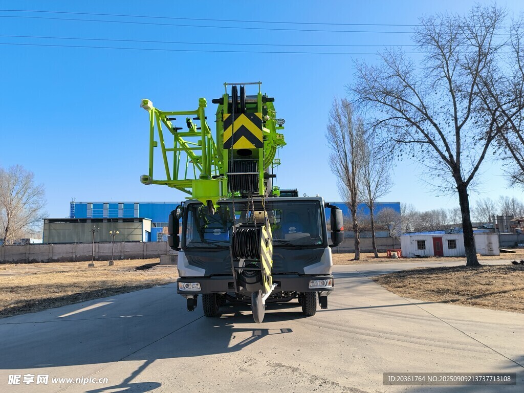 高空作业车停于开阔场地