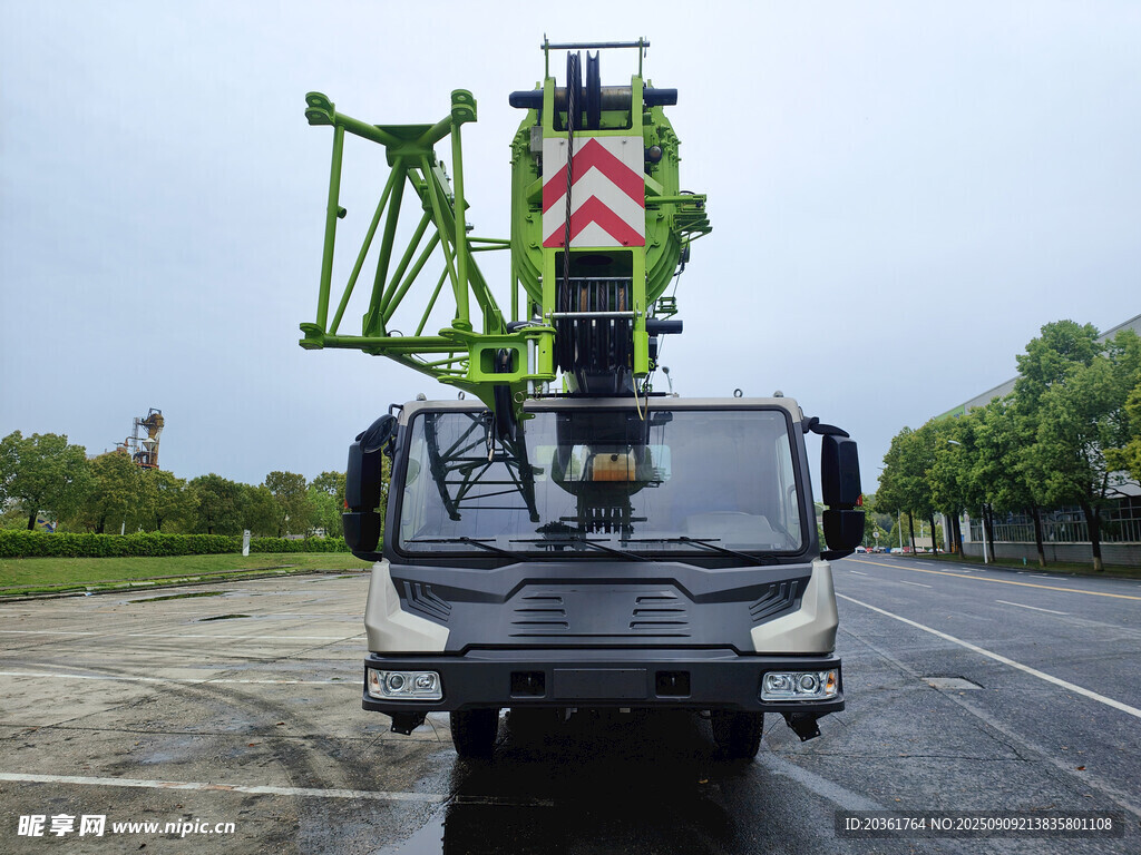 道路上的绿色起重机