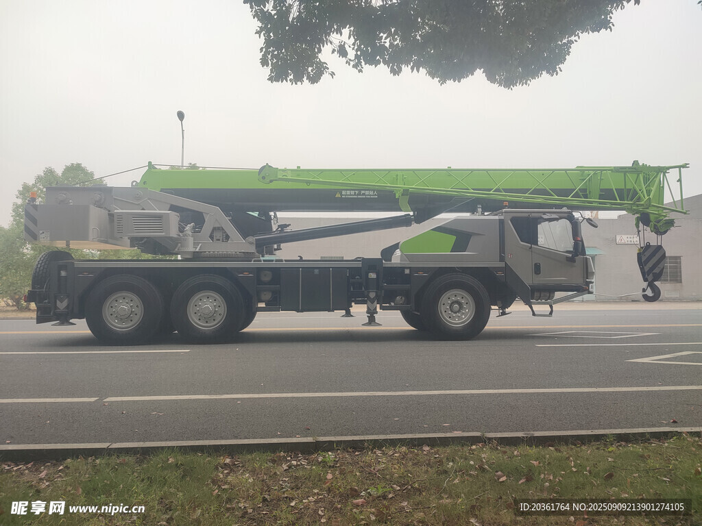 道路上的大型起重吊车