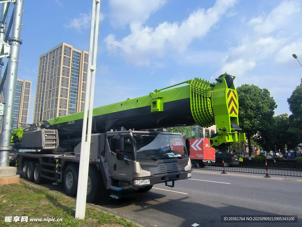 绿色大型起重机停在路边
