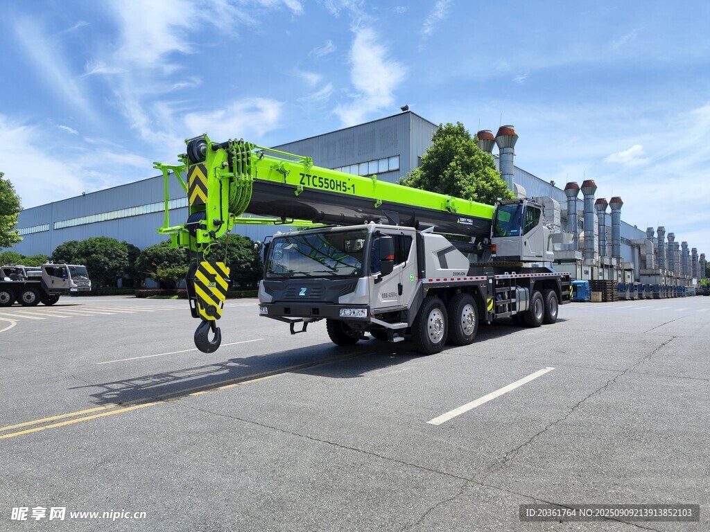 道路上的大型起重吊车