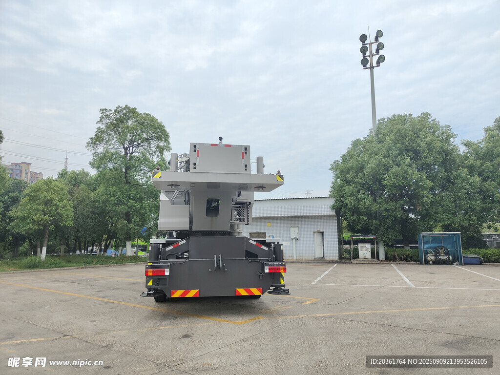 户外停放的大型房车