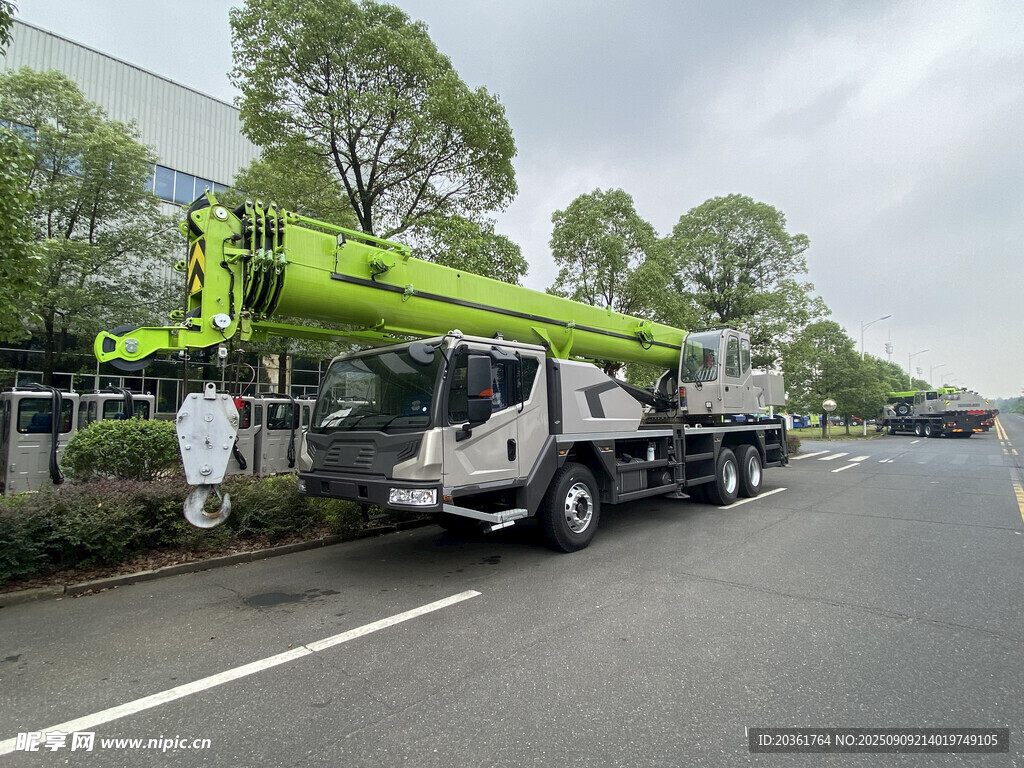 道路旁的绿色起重吊车