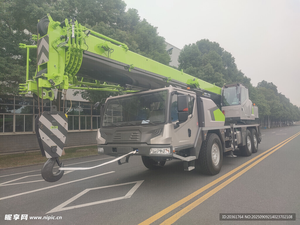 道路上的绿色起重机