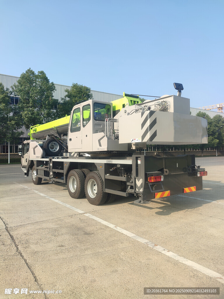 道路上的大型工程作业车