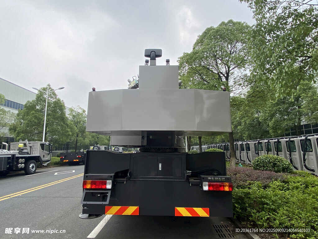 道路上的银色厢式货车