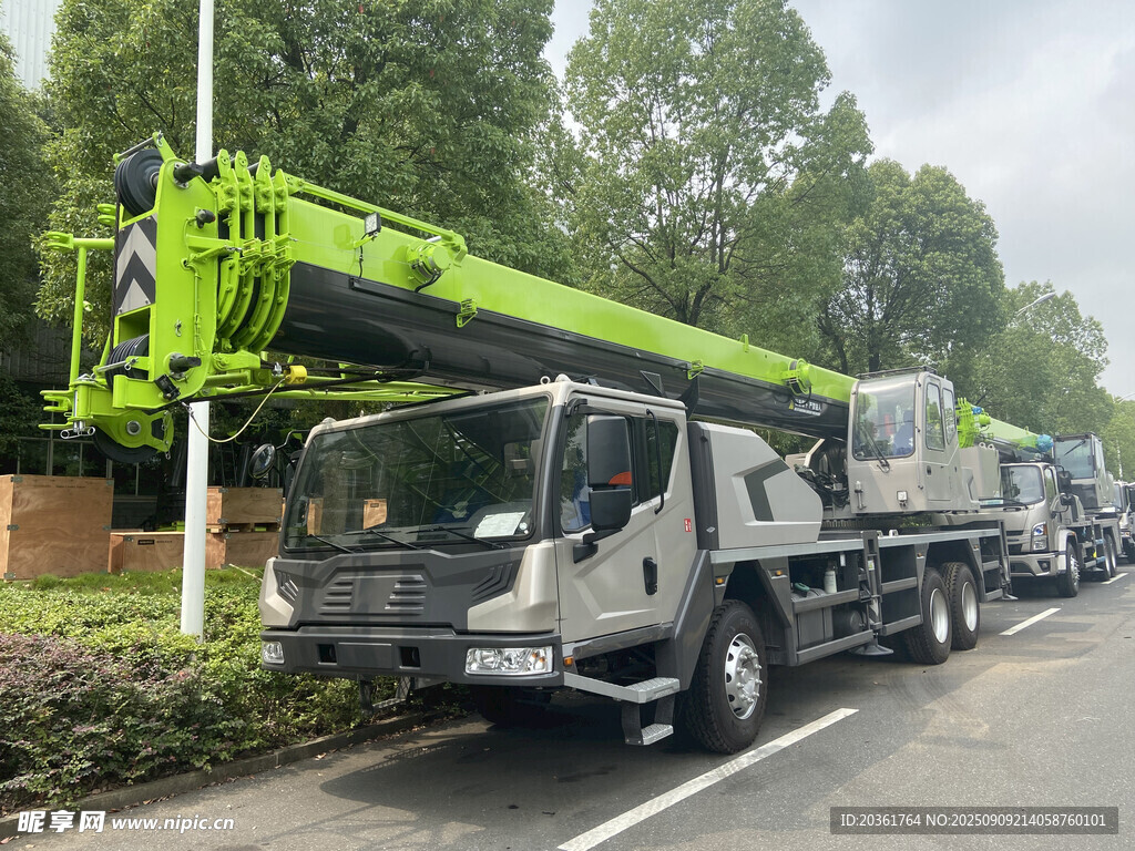 道路旁的大型起重吊车