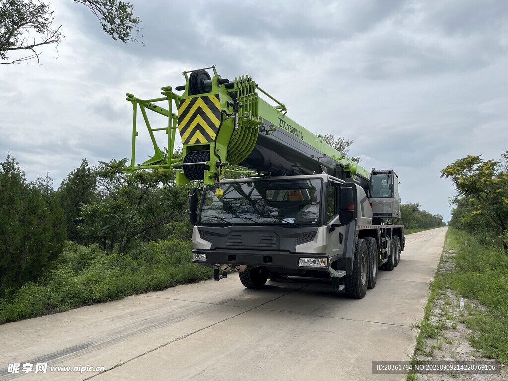 公路上的大型起重机