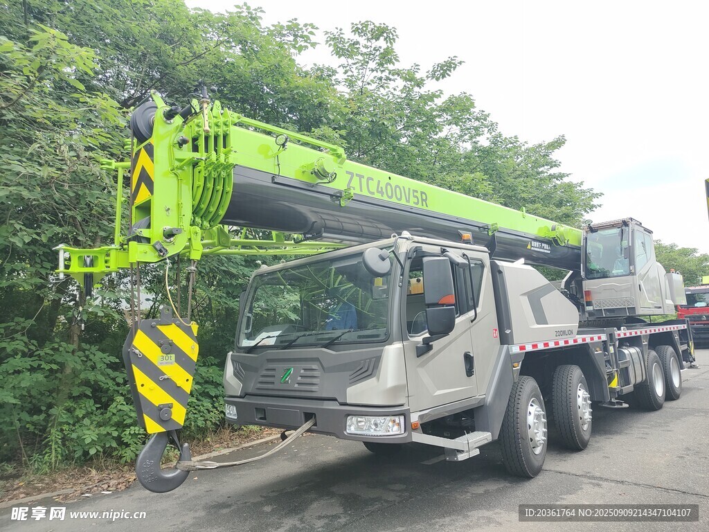 道路上的绿色大型起重机