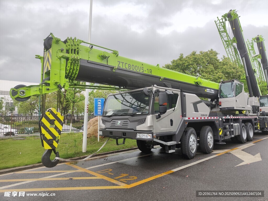 绿色大型吊车停于道路边