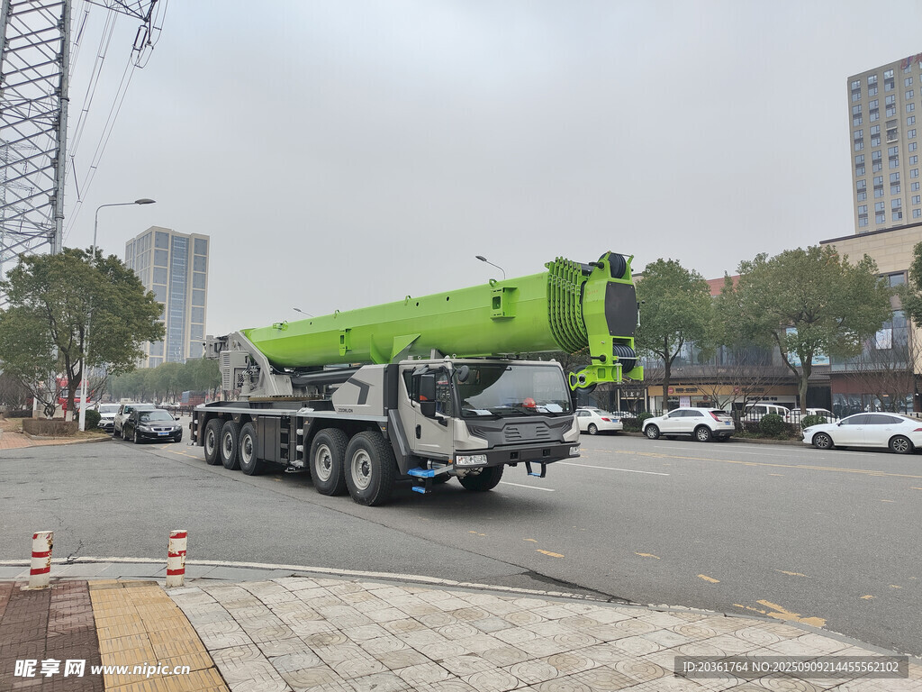 道路上的大型绿色起重机