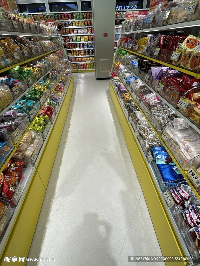 超市内景展示整齐货架