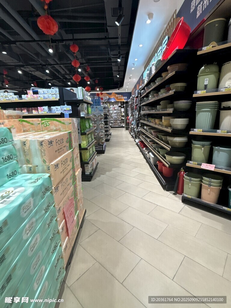 超市内景展示丰富商品