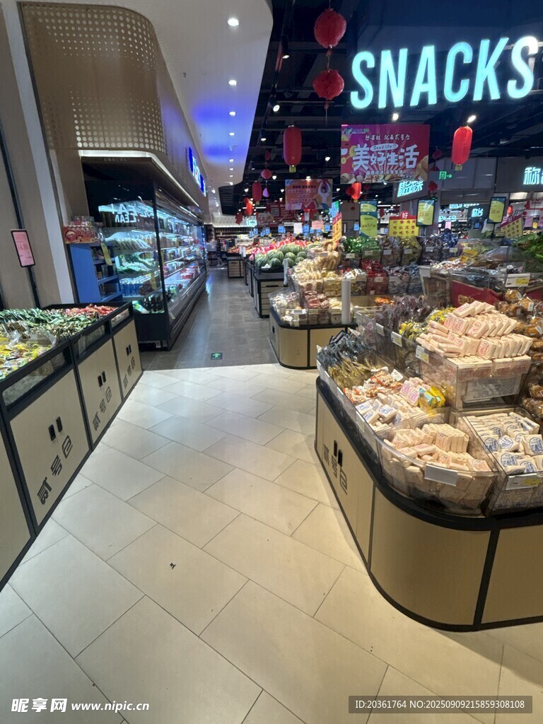 超市零食区丰富陈列