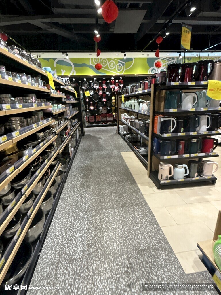 超市内景展示货架商品丰富