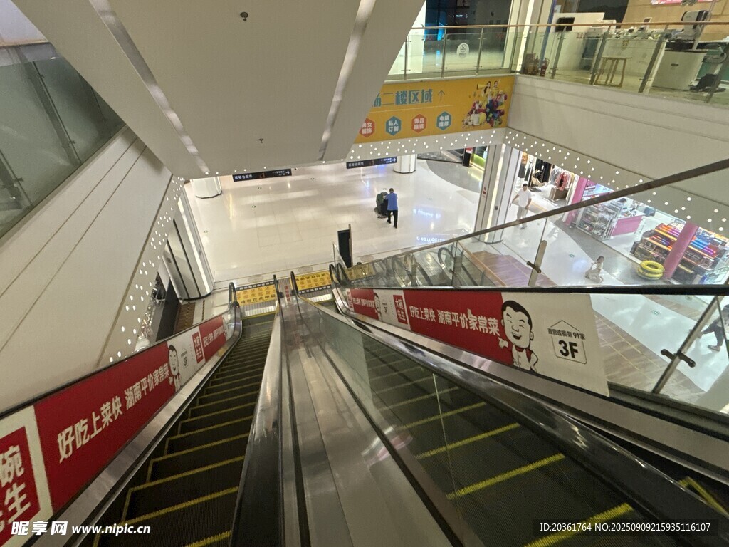 商场内的自动扶梯场景