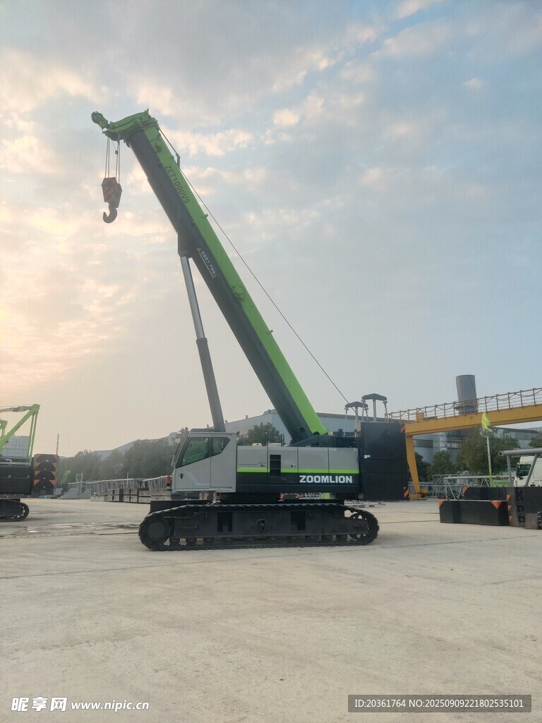 大型起重机停在空旷场地