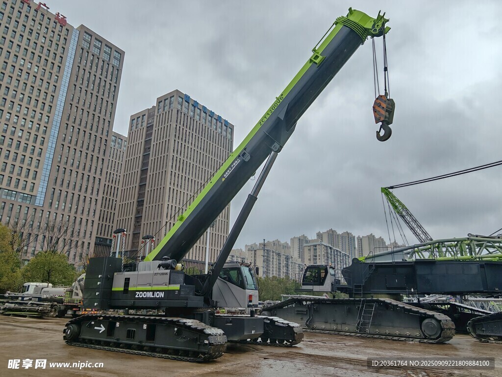 大型起重吊车于城市环境中