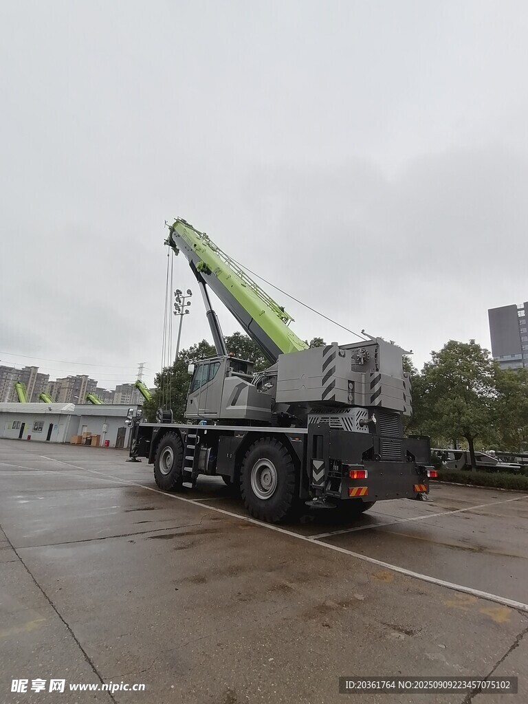 路面上的大型起重吊车