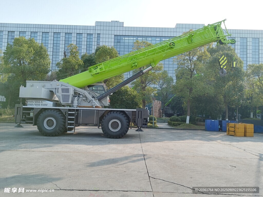 绿色高空作业车停于户外