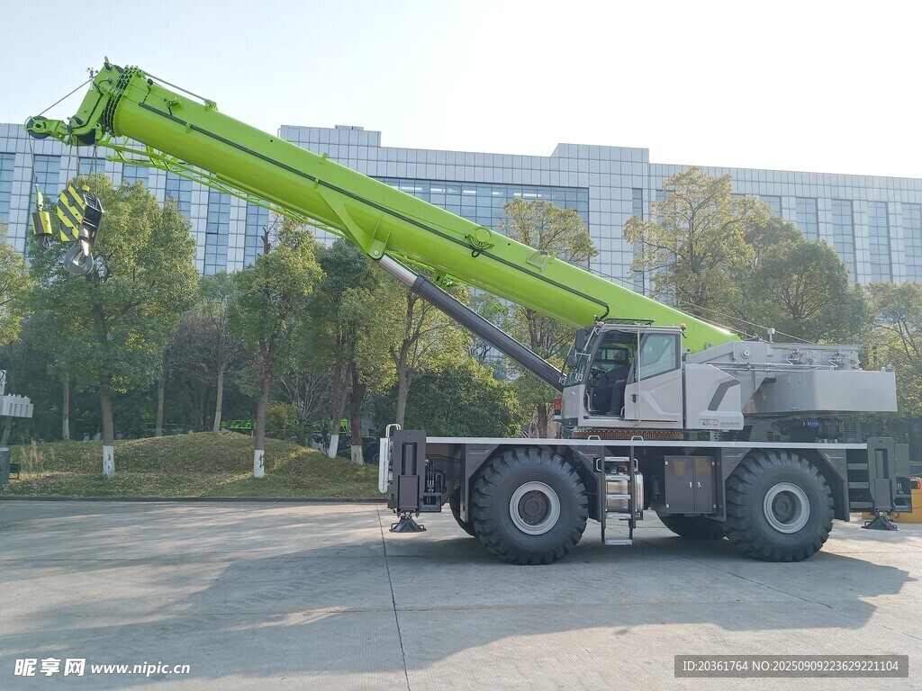 大型起重吊车停于户外