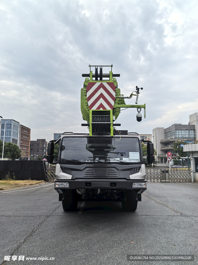 高空作业车在路上行驶