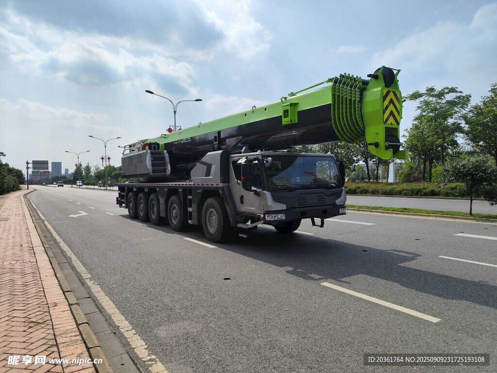 公路上的大型起重吊车
