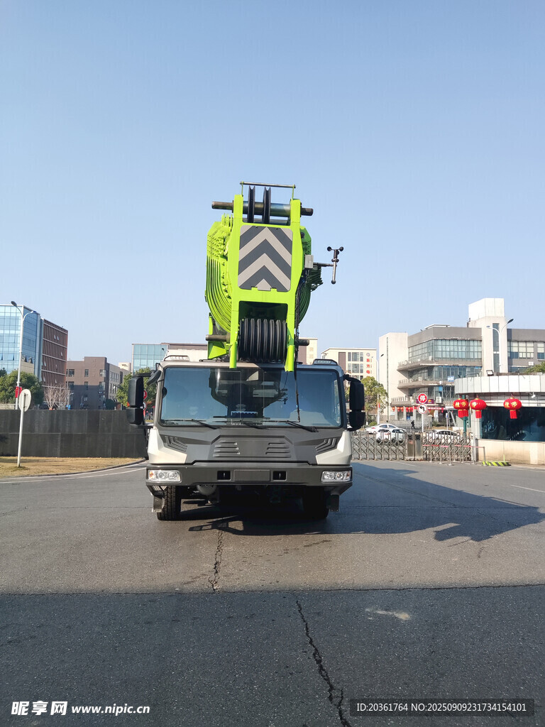 道路上的大型工程作业车