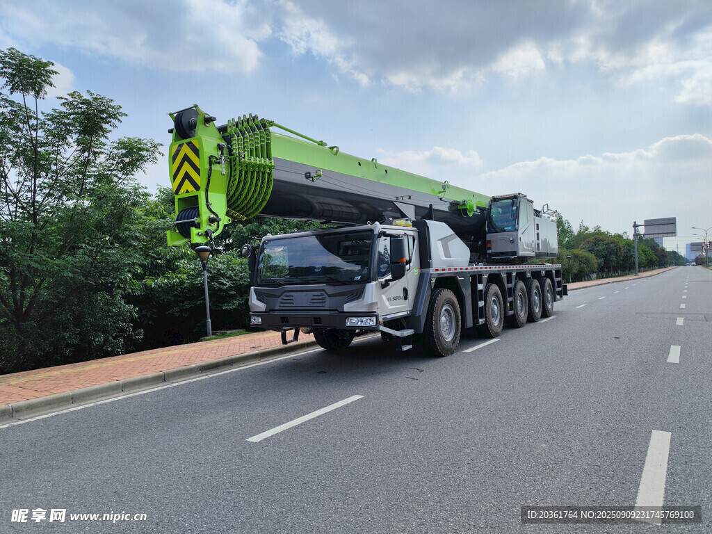 公路上的大型起重吊车