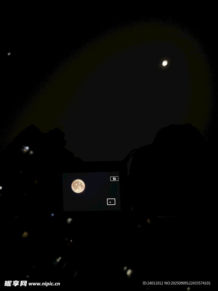 夜空中的月亮