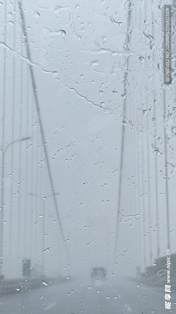 雨中大桥朦胧景象
