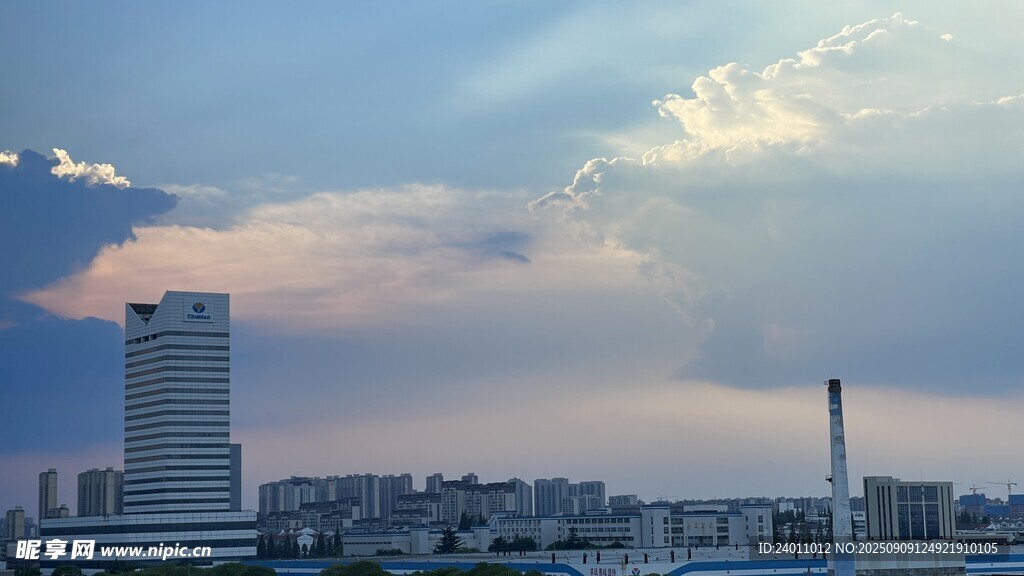 城市天际线与绚丽天空