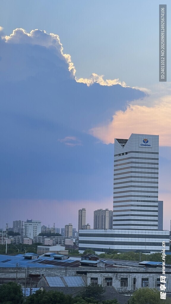 城市天际线与壮丽云层