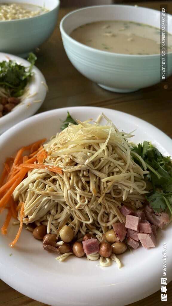 美味多样的凉拌面条套餐