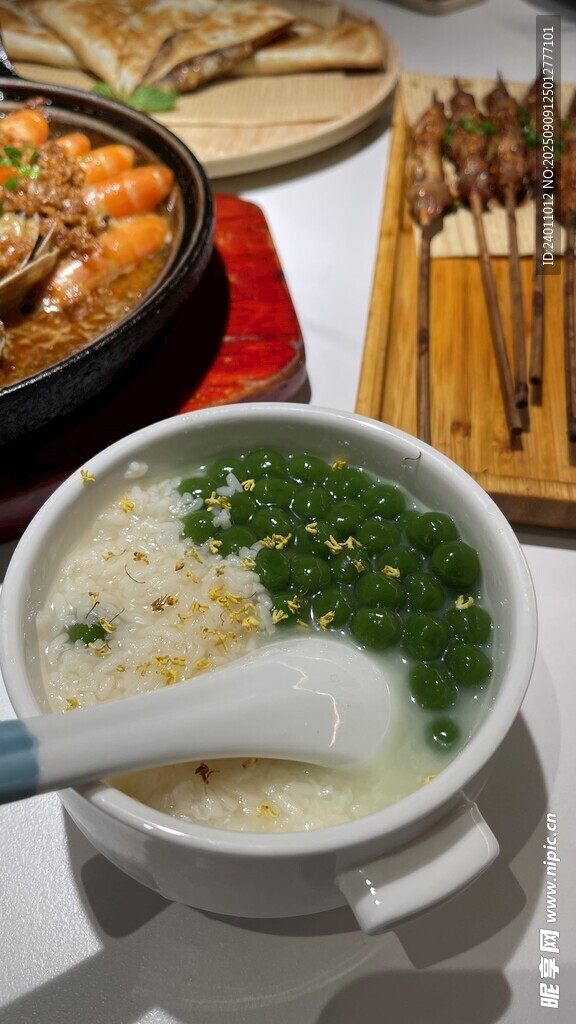 美味中式汤品与多样美食