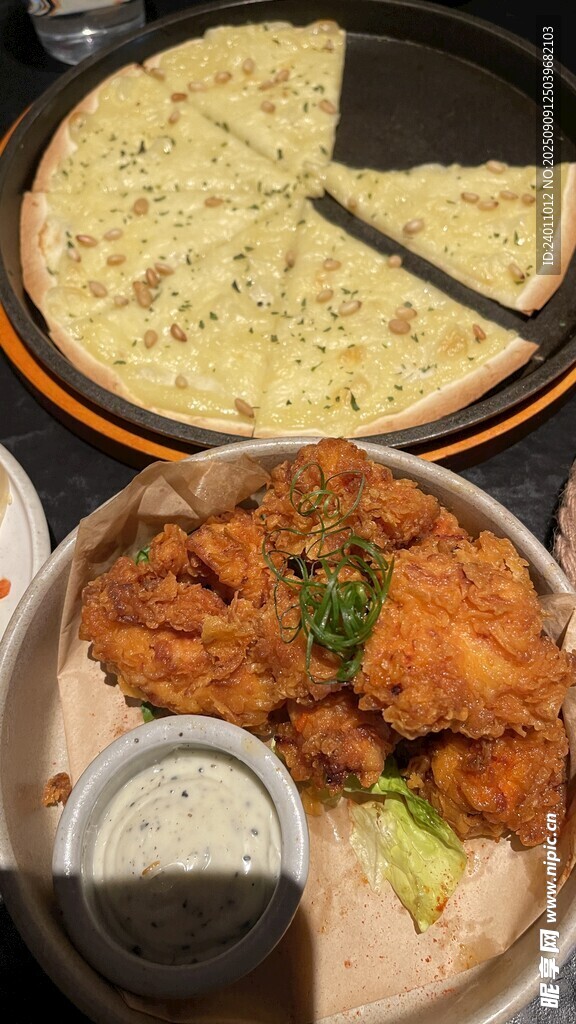 美味披萨与炸鸡组合