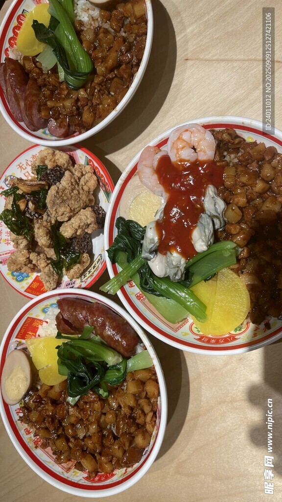 多样美味碗装美食拼盘