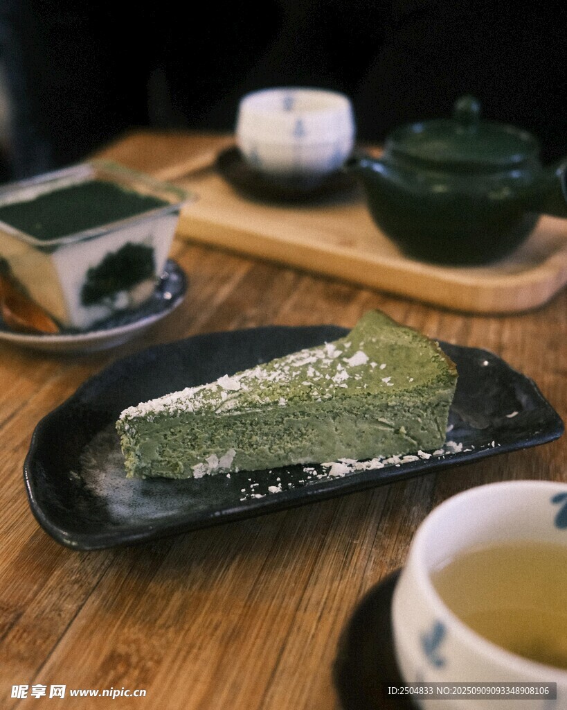 抹茶点心与茶饮精致组合