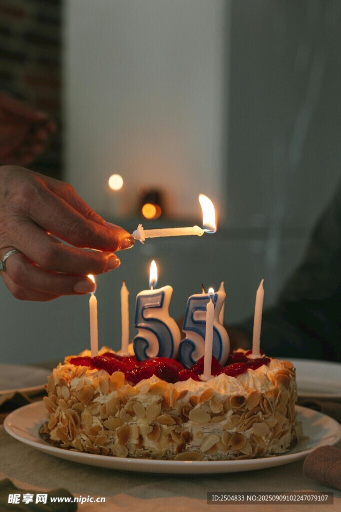 点燃55岁生日蜡烛时刻
