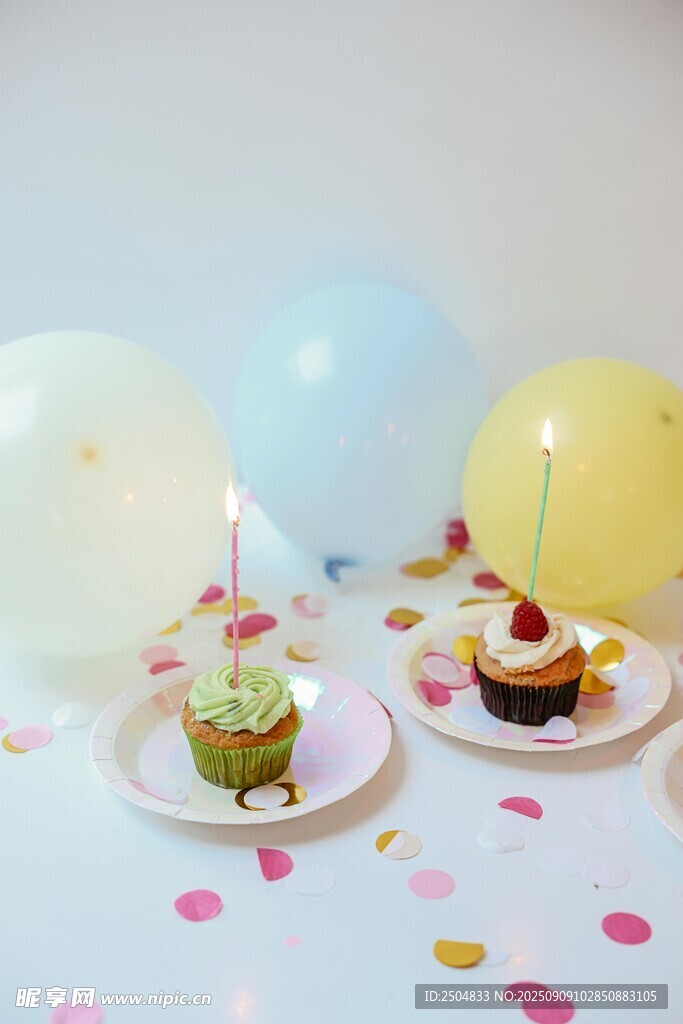 生日小蛋糕与彩色气球