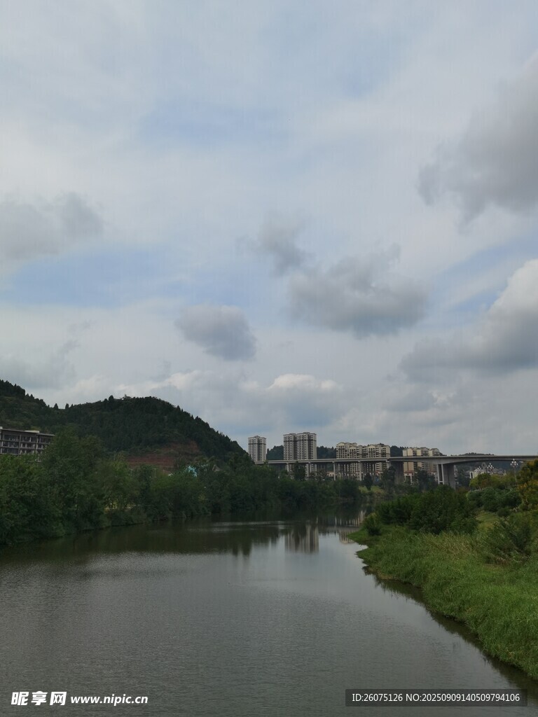 河畔风光城市与自然交融