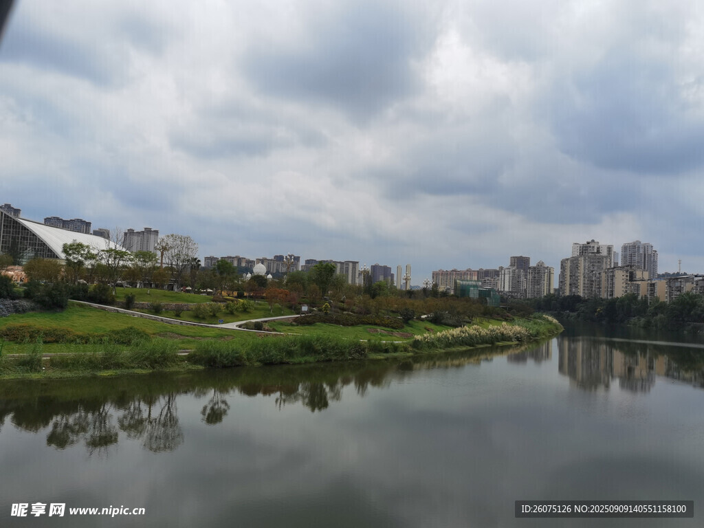 湖畔城市风光宁静美好